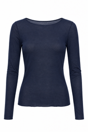 Donkerblauw cashmere longsleeve shirt voor dames met ronde hals lange mouwen en aangesloten pasvorm op witte achtergrond