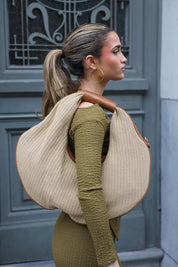 Achteraanzicht van de shopper raffia en leer bruin