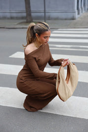 Shopper raffia en leer bruin laag gedragen naast het lichaam