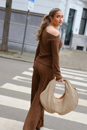 Shopper raffia en leer bruin gedragen tijdens het lopen