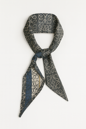 Grijze sjaal met print los gefotografeerd