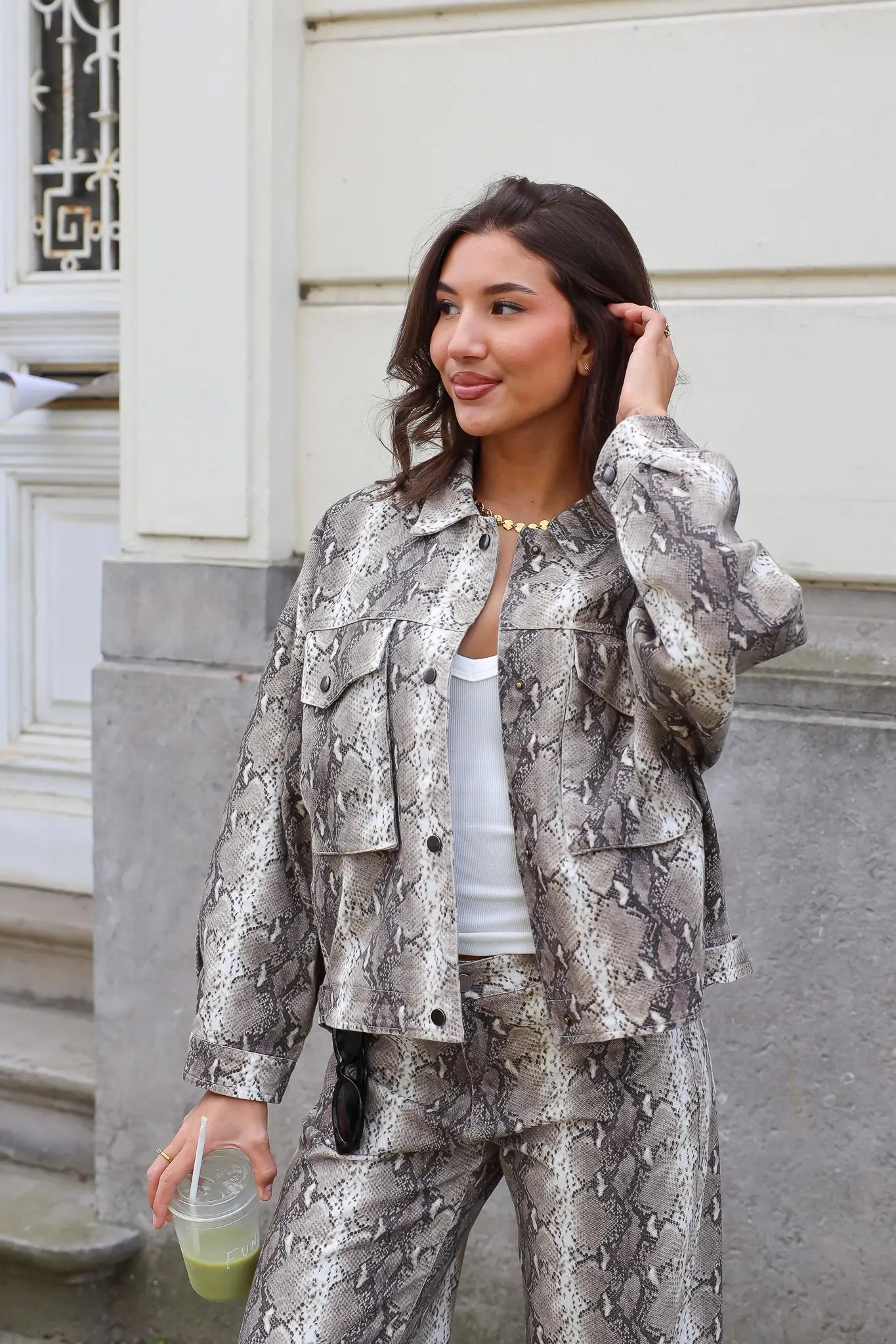 Beige slangenprint jas dames met zakken en matching broek