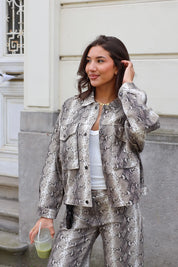 Beige slangenprint jas dames met zakken en matching broek