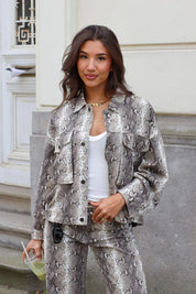 Slangenprint jasje beige dames met borstzakken en matching jeans