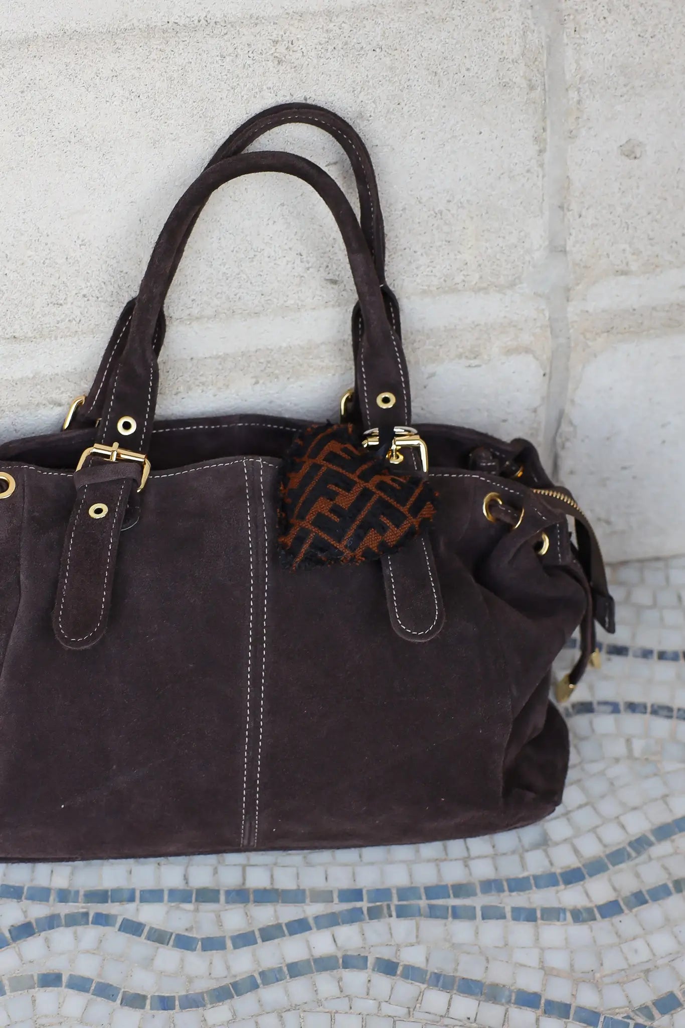 Detail van handgemaakte sleutelhanger met hartjesprint in bruin