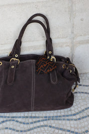 Detail van handgemaakte sleutelhanger met hartjesprint in bruin