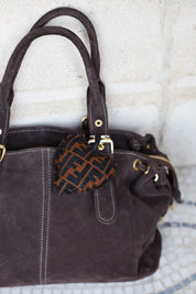 Handgemaakte sleutelhanger met hartjesprint in bruin van Ladylike Series