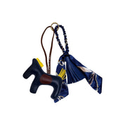 donkerblauwe sleutelhanger met paardje en lintvormige sjaal los weergegeven