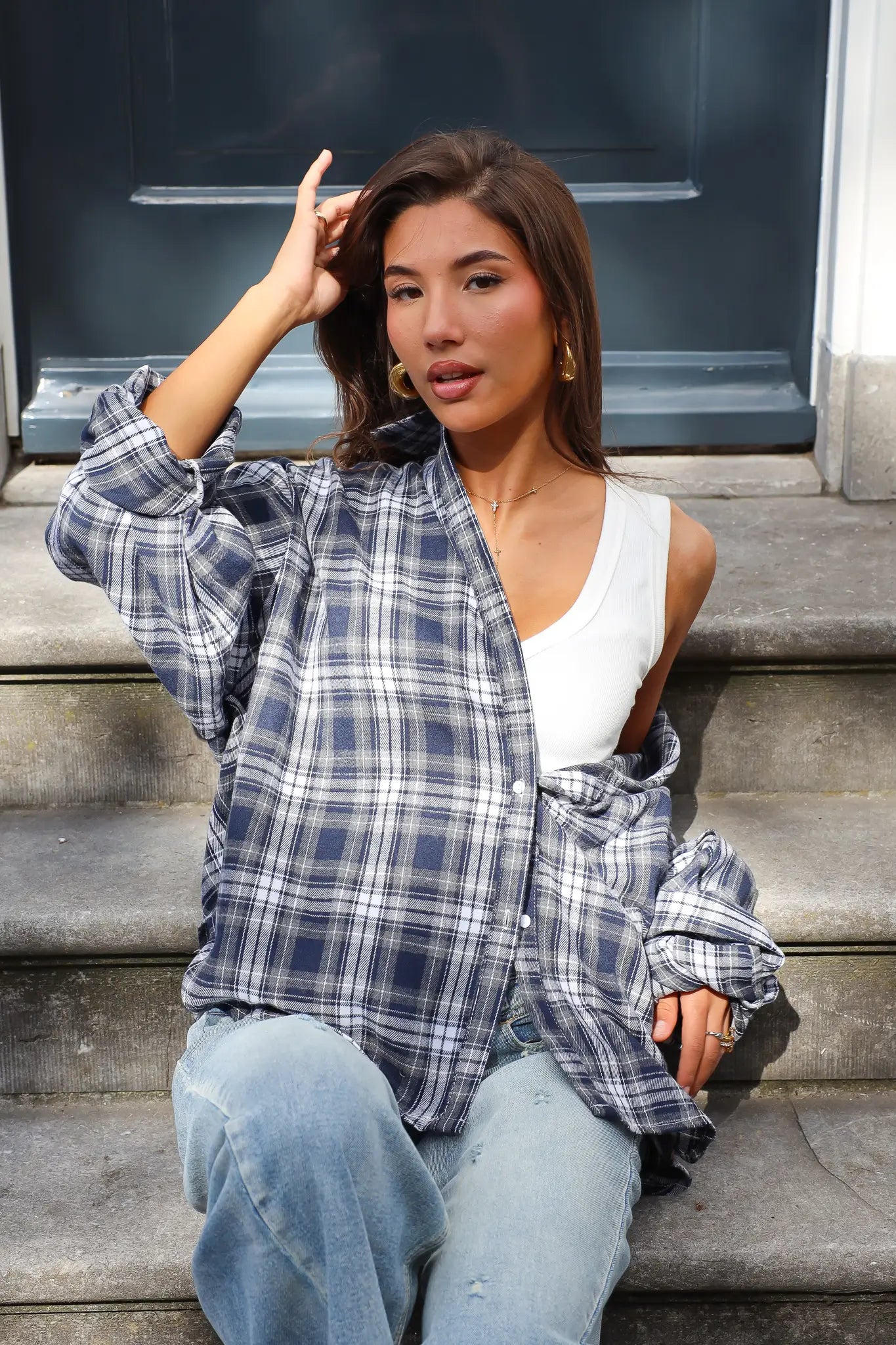 Soft Flannel Ruit Blouse Donker Blauw dames gecombineerd met witte top en lichte jeans