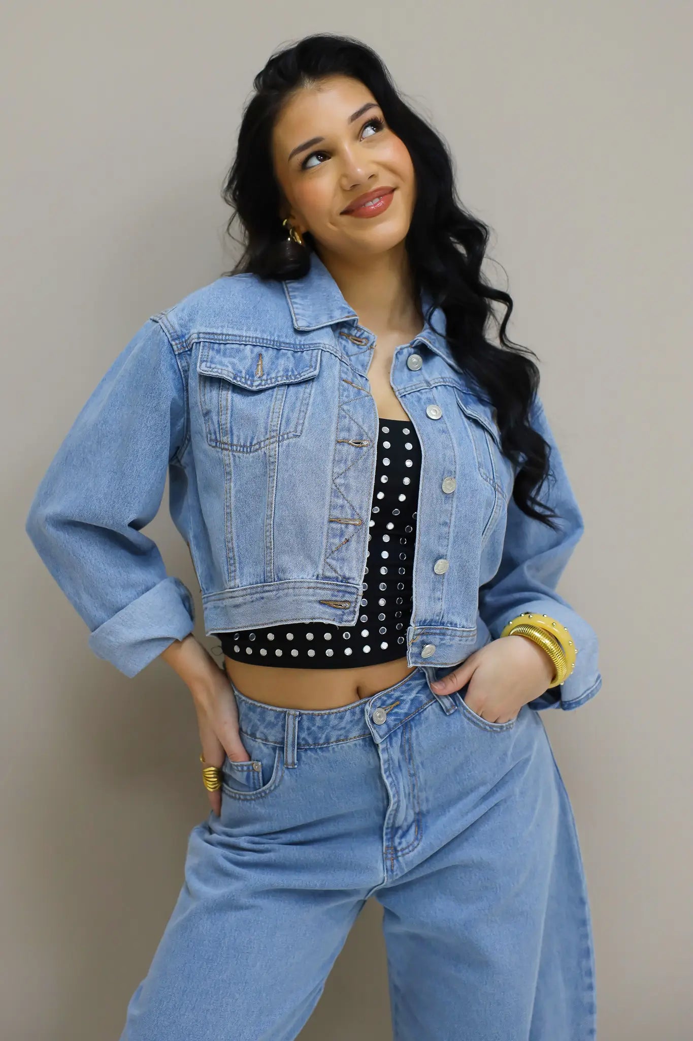 volledige outfit met blauwe spijkerjas en jeans