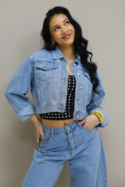 volledige outfit met blauwe spijkerjas en jeans