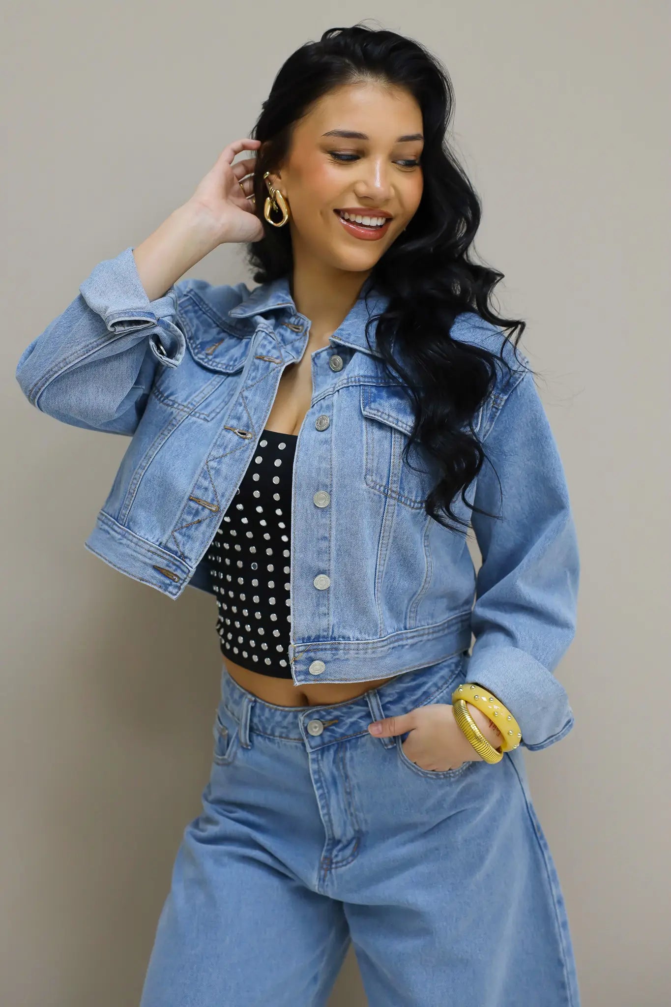 model poseert lachend met blauwe spijkerjas