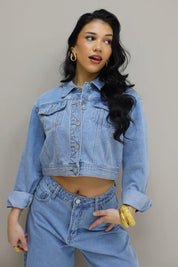 portretfoto model met blauwe cropped spijkerjas