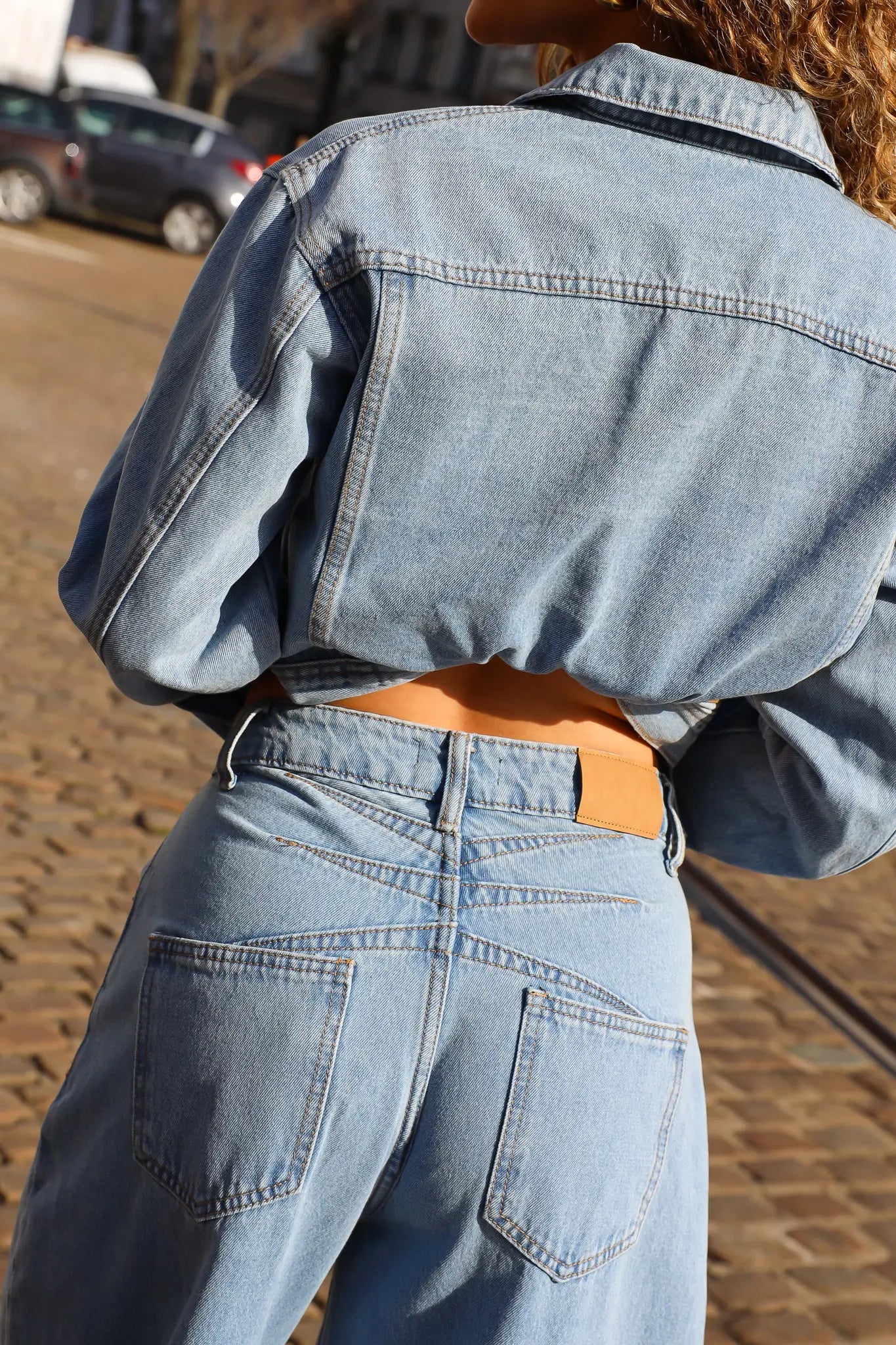 spijkerjas blauw kort model achterkant detail ladylike