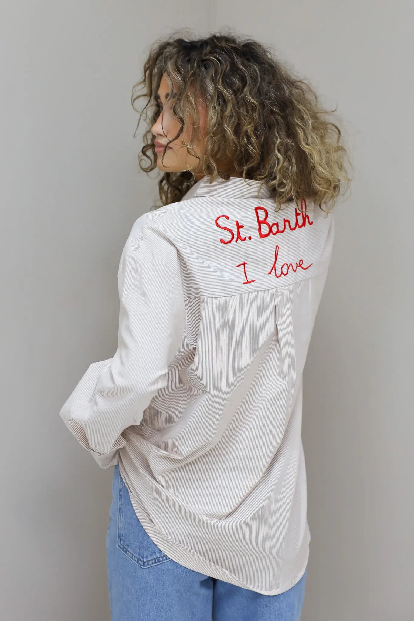 achterkant van de gestreepte beige blouse dames