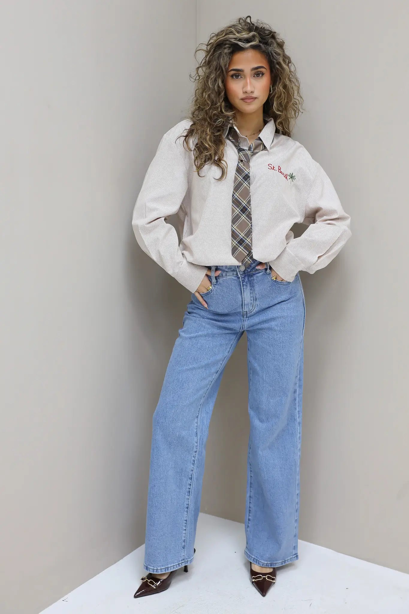 gestreepte beige blouse gecombineerd met jeans