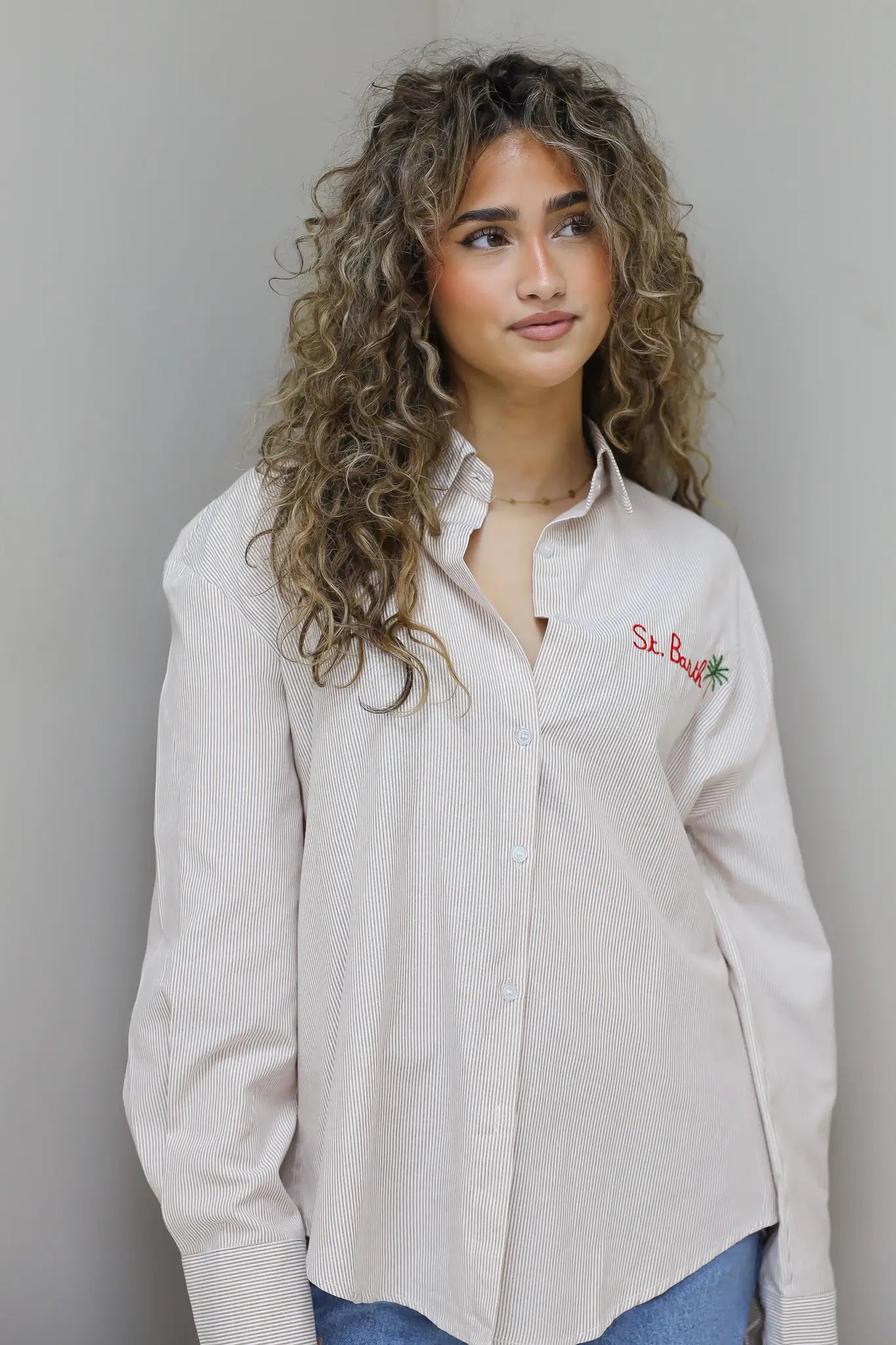 volledig beeld van de gestreepte blouse dames