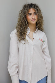 volledig beeld van de gestreepte blouse dames