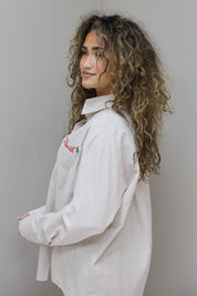 beige gestreepte blouse dames van de zijkant