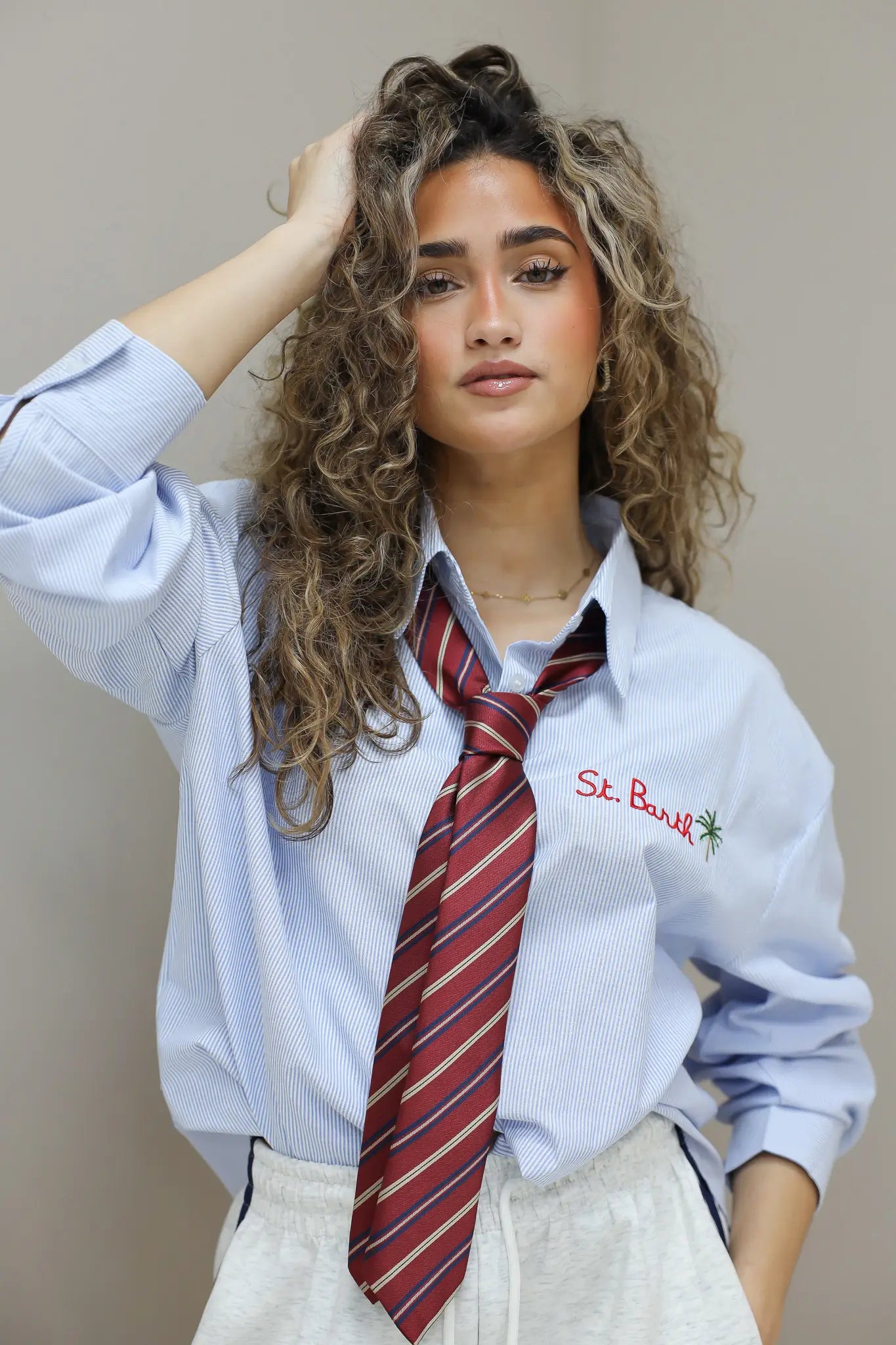 totaalbeeld blauwe gestreepte blouse dames