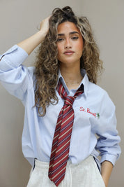 totaalbeeld blauwe gestreepte blouse dames