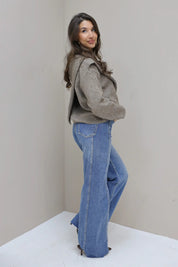 model in een lichte straight wide jeans van de zijkant