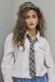 beige stropdas met ruitprint gedragen