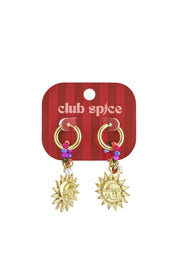 Oorbellen met zonvormige hanger bevestigd op productkaart