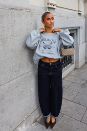 Grijze oversized sweater met donkerblauwe ski print en ruimvallende mouwen