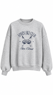 Productfoto van de grijze Après Ski Club sweater met ronde hals en donkerblauwe opdruk op witte achtergrond