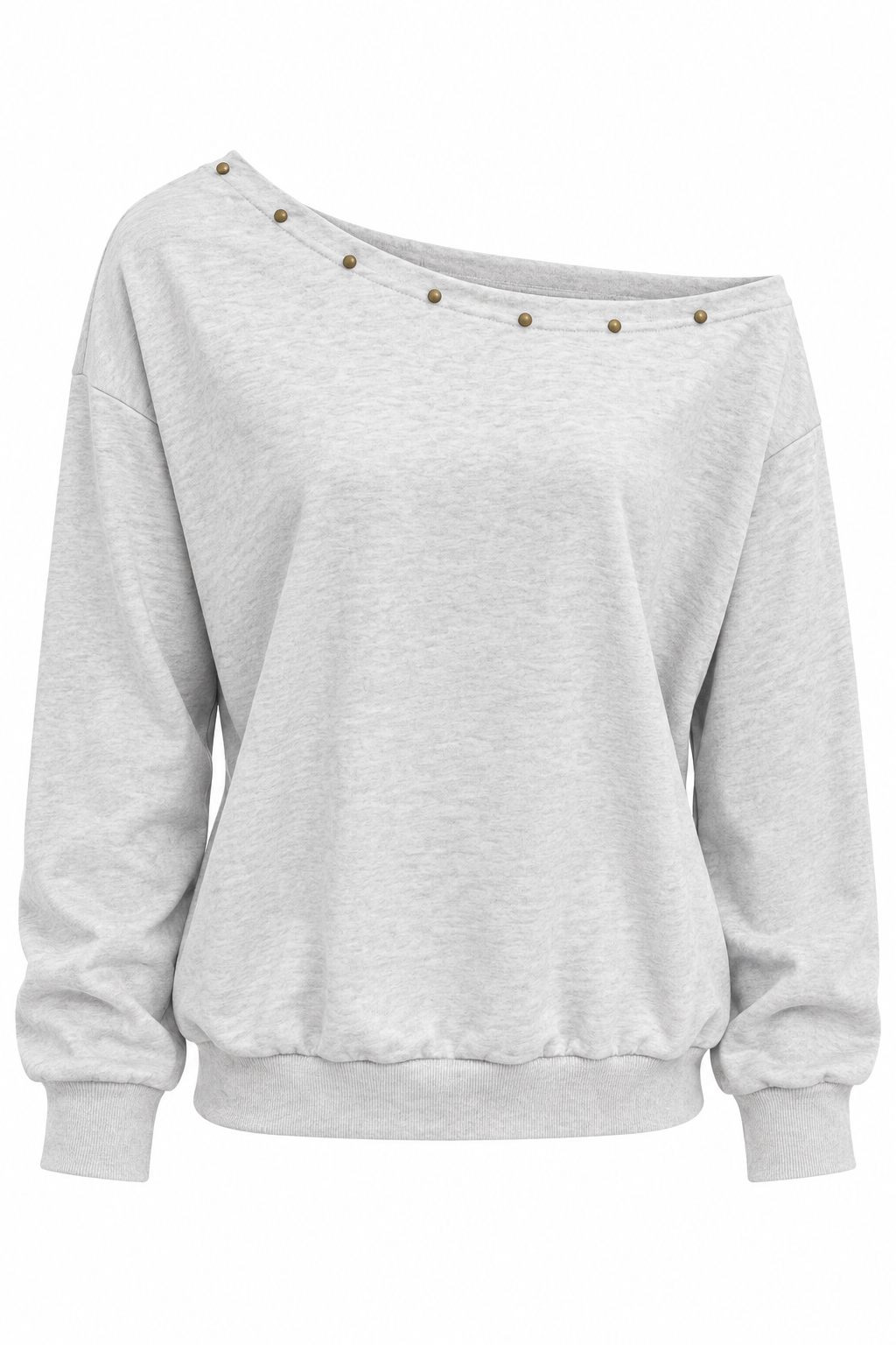 Lichtgrijze off shoulder sweater met goudkleurige studs op witte achtergrond