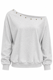 Lichtgrijze off shoulder sweater met goudkleurige studs op witte achtergrond
