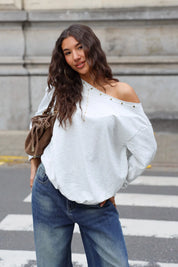 Off shoulder sweater lichtgrijs met kleine gouden studs langs de halslijn