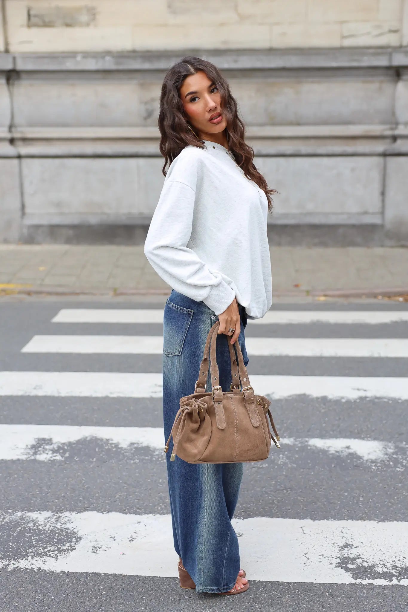 Lichtgrijze off shoulder trui voor dames met een blote schouder