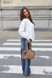 Lichtgrijze off shoulder trui voor dames met een blote schouder