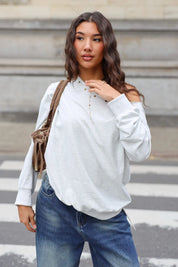 Lichtgrijze off shoulder sweater met elastische onderkant en blauwe jeans
