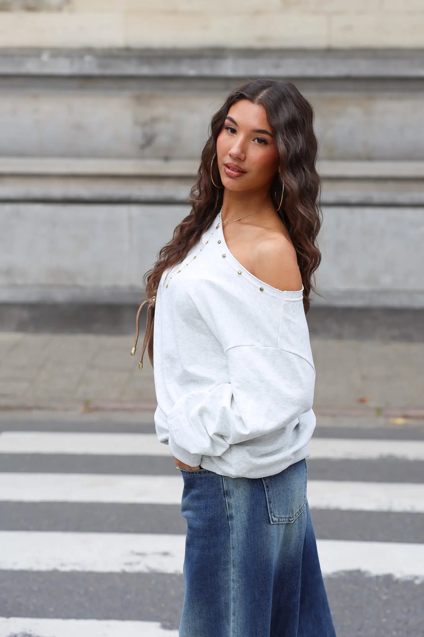 Dames sweater lichtgrijs met wijde mouwen en schuine halslijn