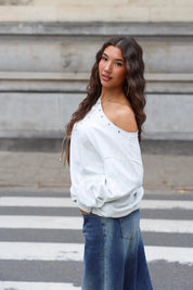 Dames sweater lichtgrijs met wijde mouwen en schuine halslijn