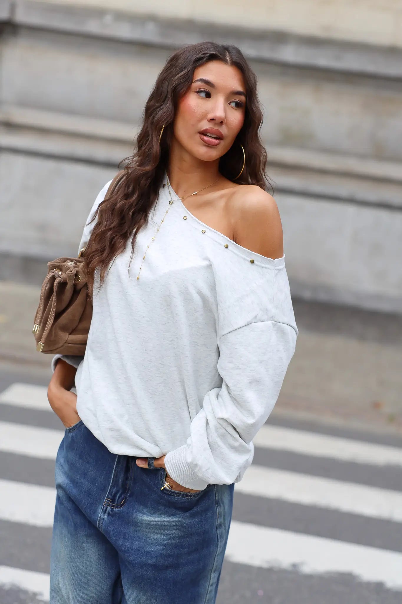 Lichtgrijze sweater met studs en asymmetrisch gedragen halslijn