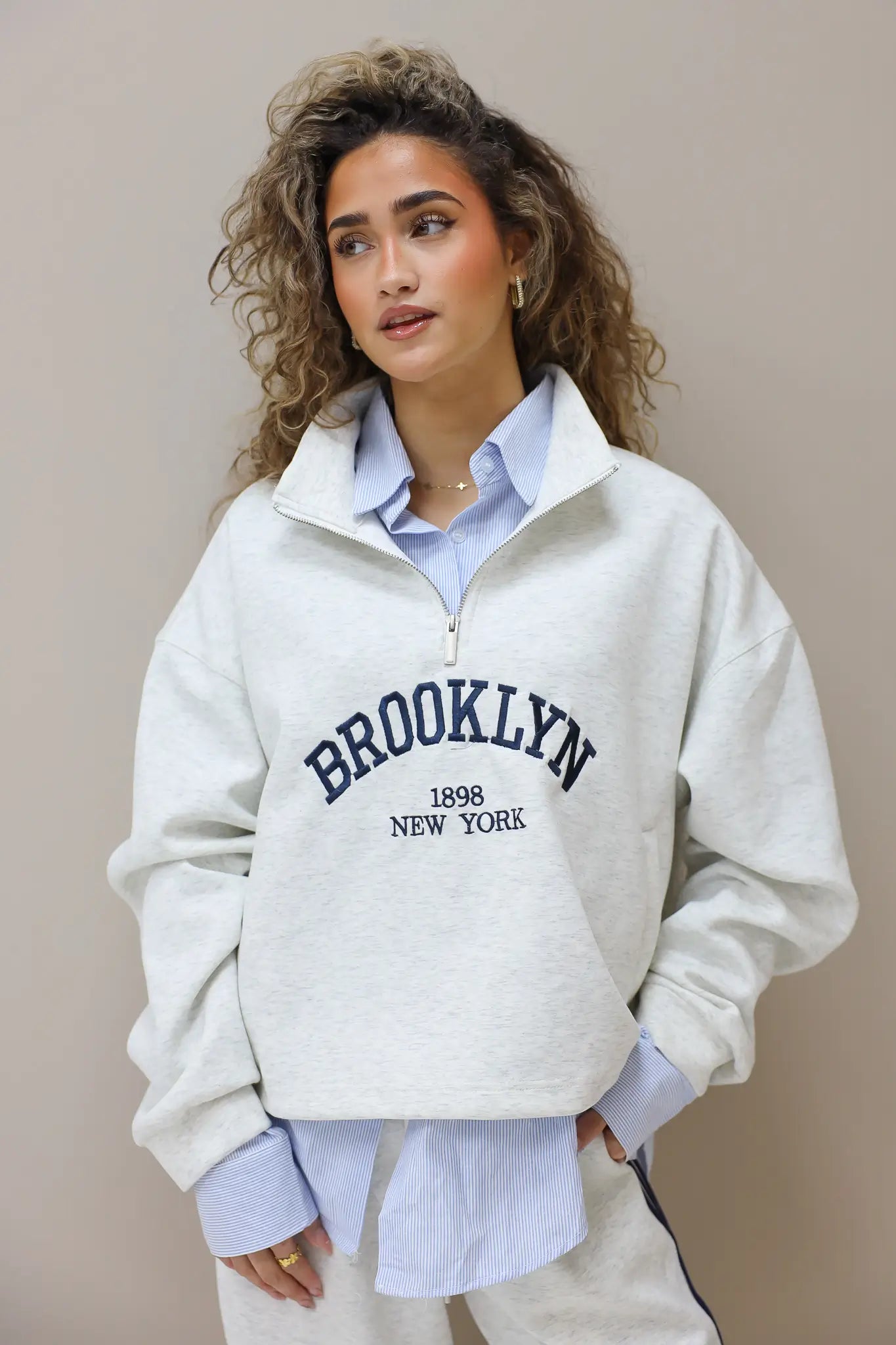 grijze sweater met rits gecombineerd in outfit