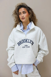 grijze sweater met rits gecombineerd in outfit