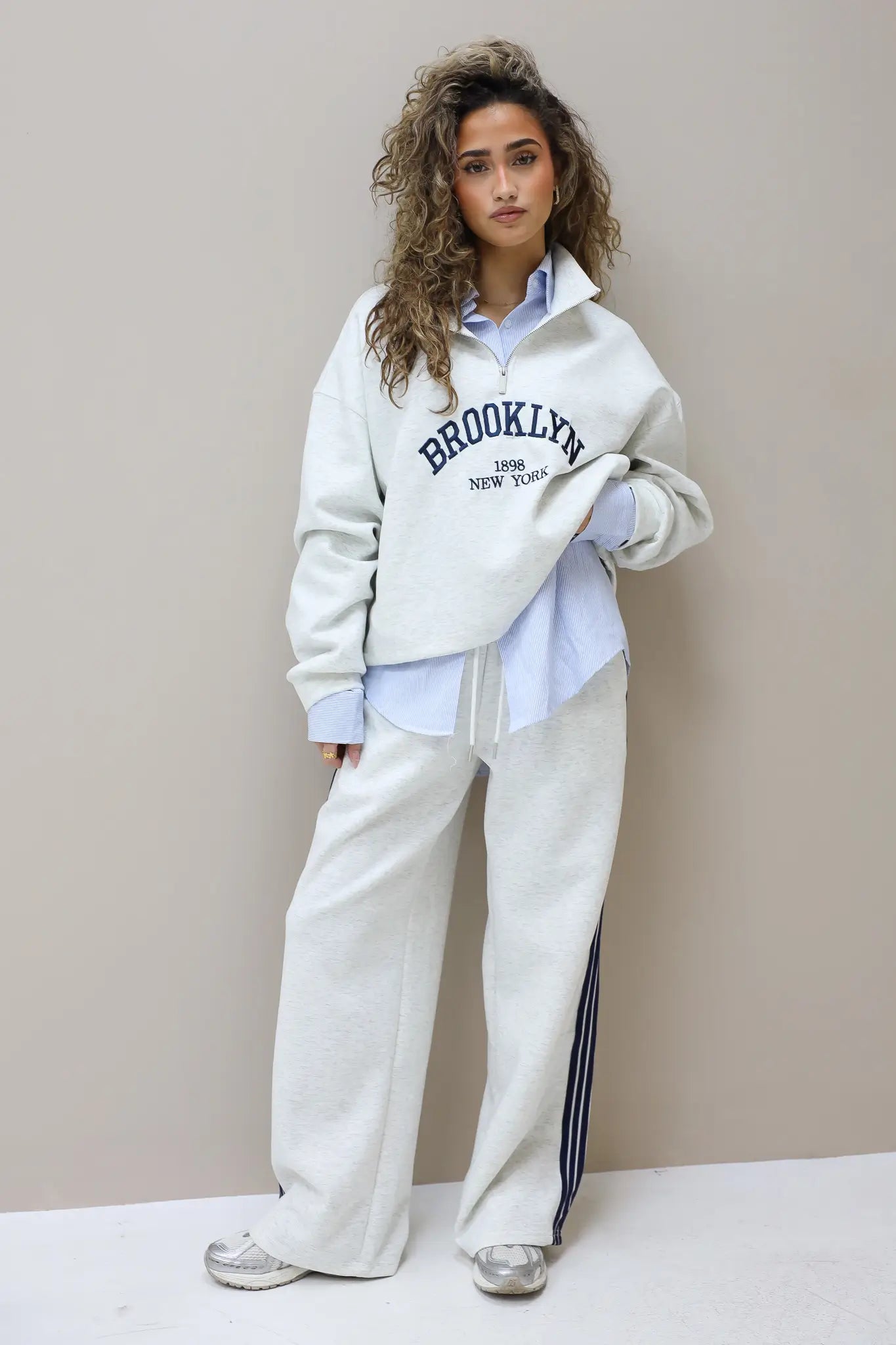 volledig beeld van grijze sweater met rits