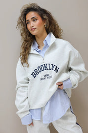 grijze sweater met rits en brooklyn opdruk voorkant