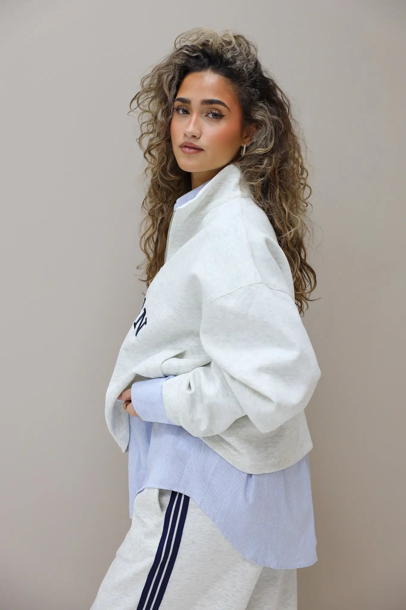 grijze sweater met rits dames zijaanzicht