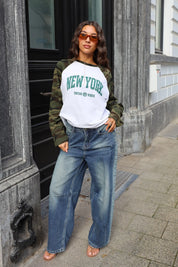 Vooraanzicht van het witte T-Shirt Camo Sleeves Khaki met groene New York opdruk
