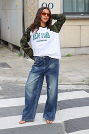 Ruimvallend wit New York T-shirt met camouflage mouwen en wijde spijkerbroek