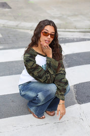 Dames T-shirt met camouflage mouwen en groene New York print zittend gestyled met jeans