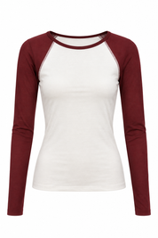 Wit fitted raglan shirt voor dames met rode lange mouwen en ronde hals op witte achtergrond