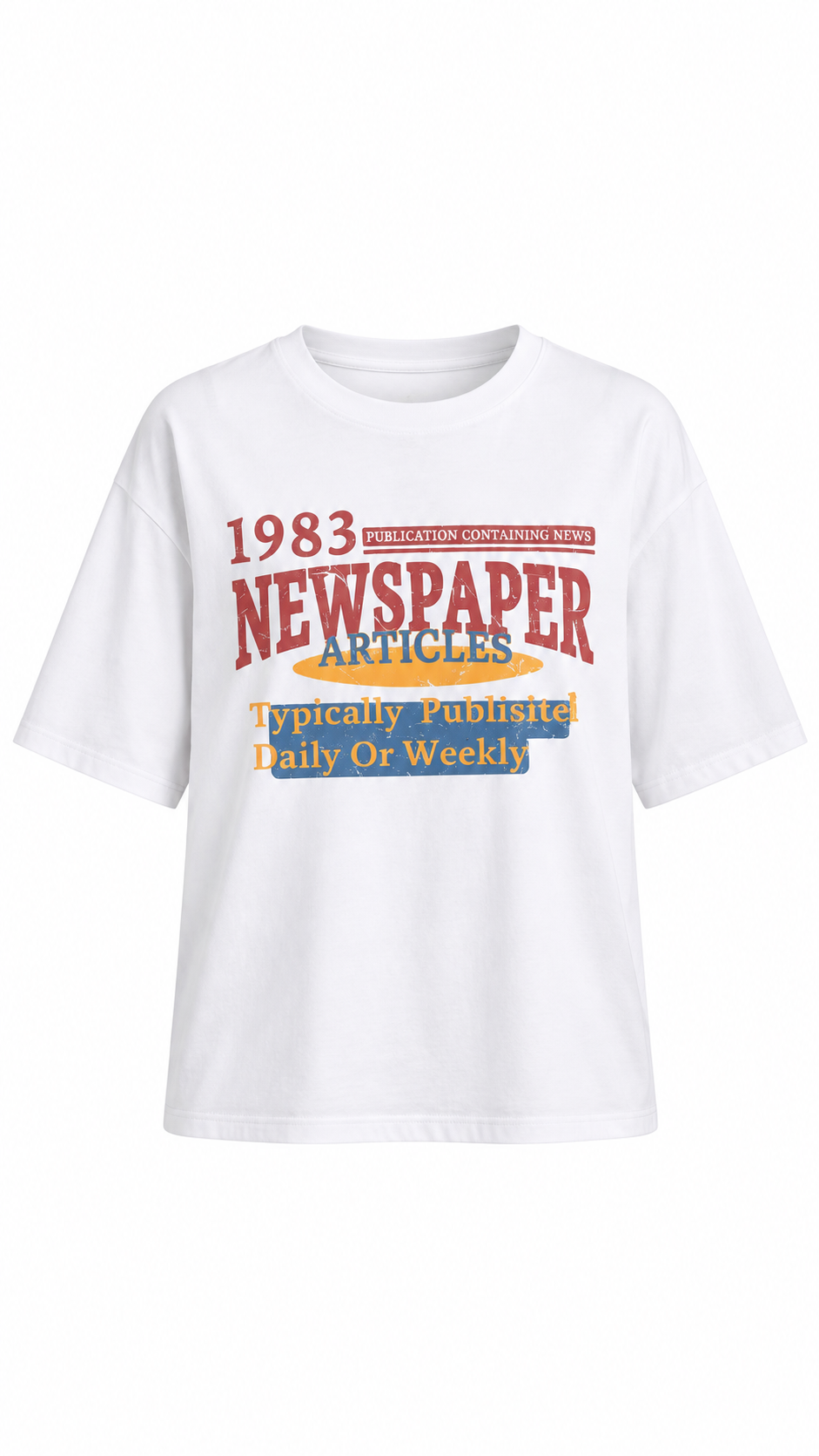 Wit T-shirt met korte wijde mouwen ronde hals en kleurrijke 1983 Newspaper Articles print op witte achtergrond