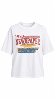 Wit T-shirt met korte wijde mouwen ronde hals en kleurrijke 1983 Newspaper Articles print op witte achtergrond
